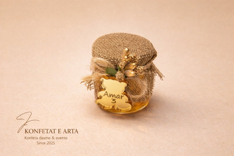 Kavanoz Mjalti me Logo te Personalizuar per Dasma, Fejesa dhe Evente nga KONFETAT E ARTA, surprize romantike per nuse, produkte festive per nuse, dhurate me vlere sentimentale, artikull simbolik per bashkim, kujtim elegant per cifte